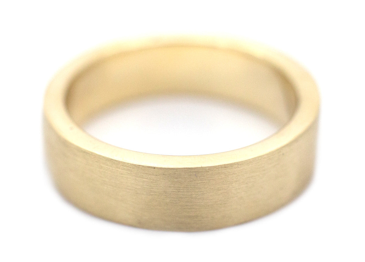 Handgemaakte en gematteerde brede gouden ring van 14 kt 