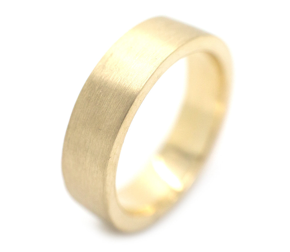 Handgemaakte en gematteerde brede gouden ring van 14 kt fairtrade geelgoud