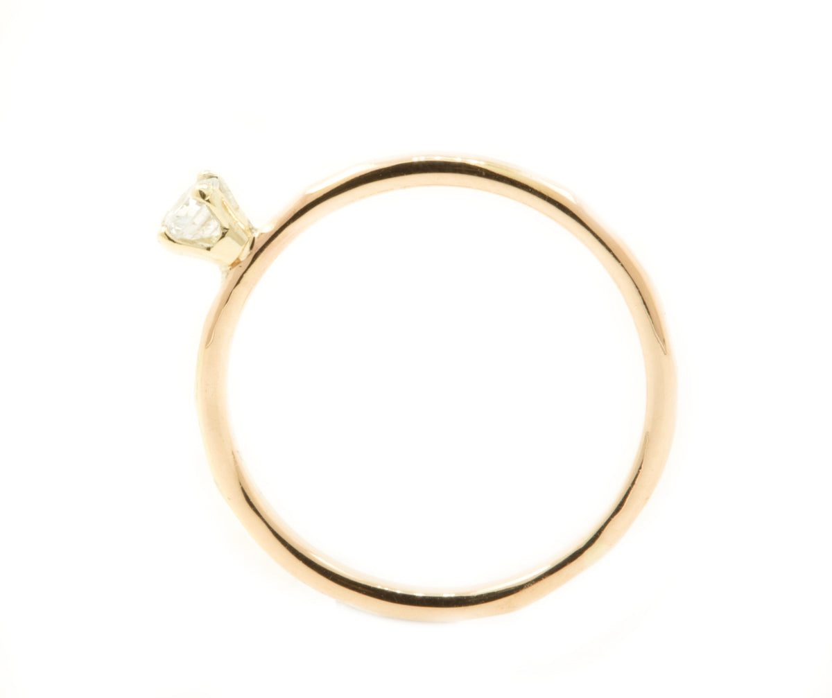 Handgemaakte en fairtrade fijne gehamerde geelgouden ring met diamant in chaton