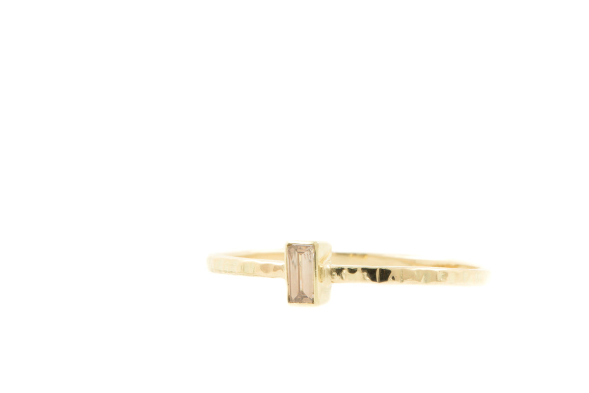 Handgemaakte en fairtrade gouden ring met rechthoekige bruine diamant