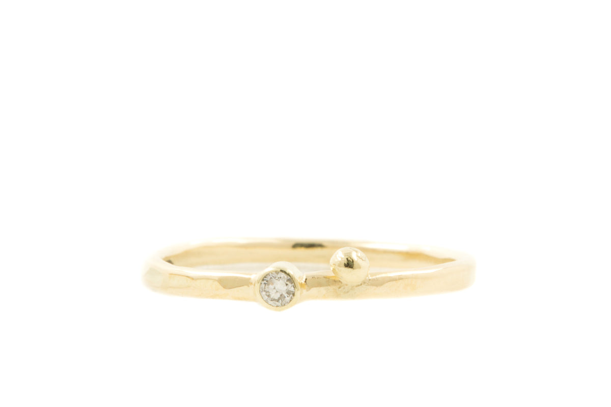 Handgemaakte en fairtrade fijne gouden ring met bolletje en diamantje