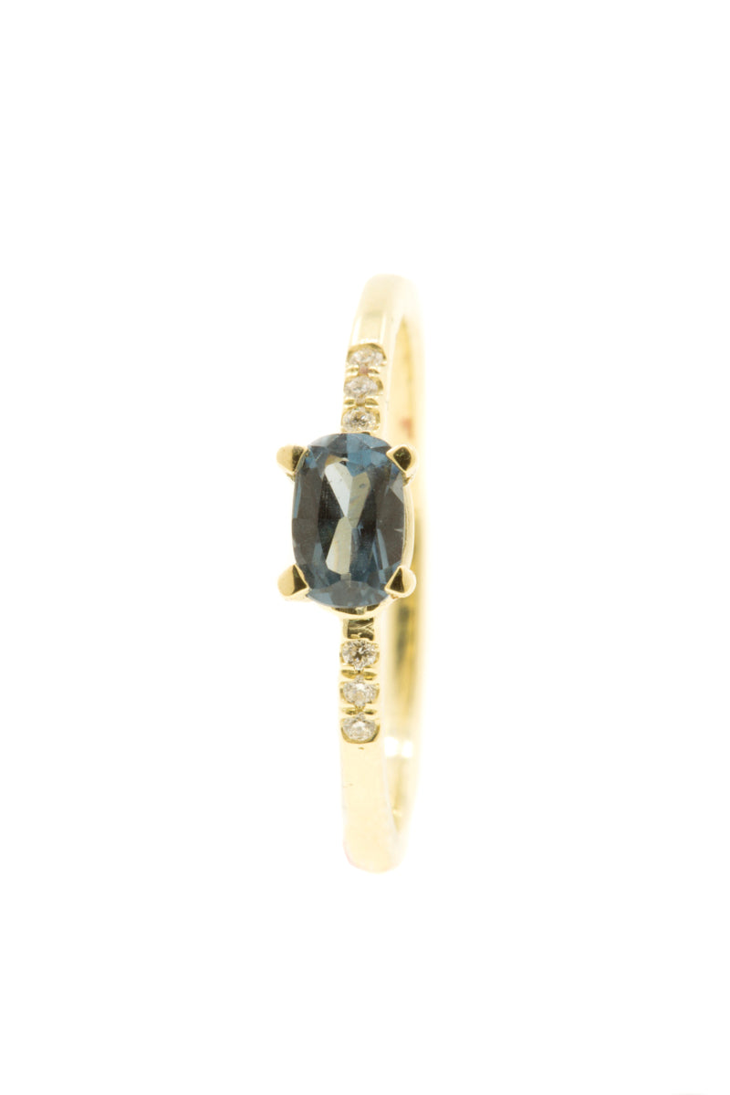 Handgemaakte en fairtrade gehamerde fijne geelgouden ring met blauwe spinel en 6 diamantjes