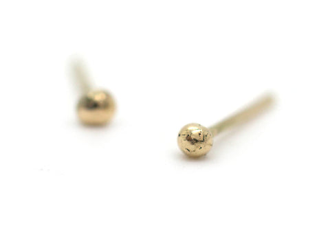 Handgemaakte en fairtrade minimalistische gouden oorbellen met bolletje