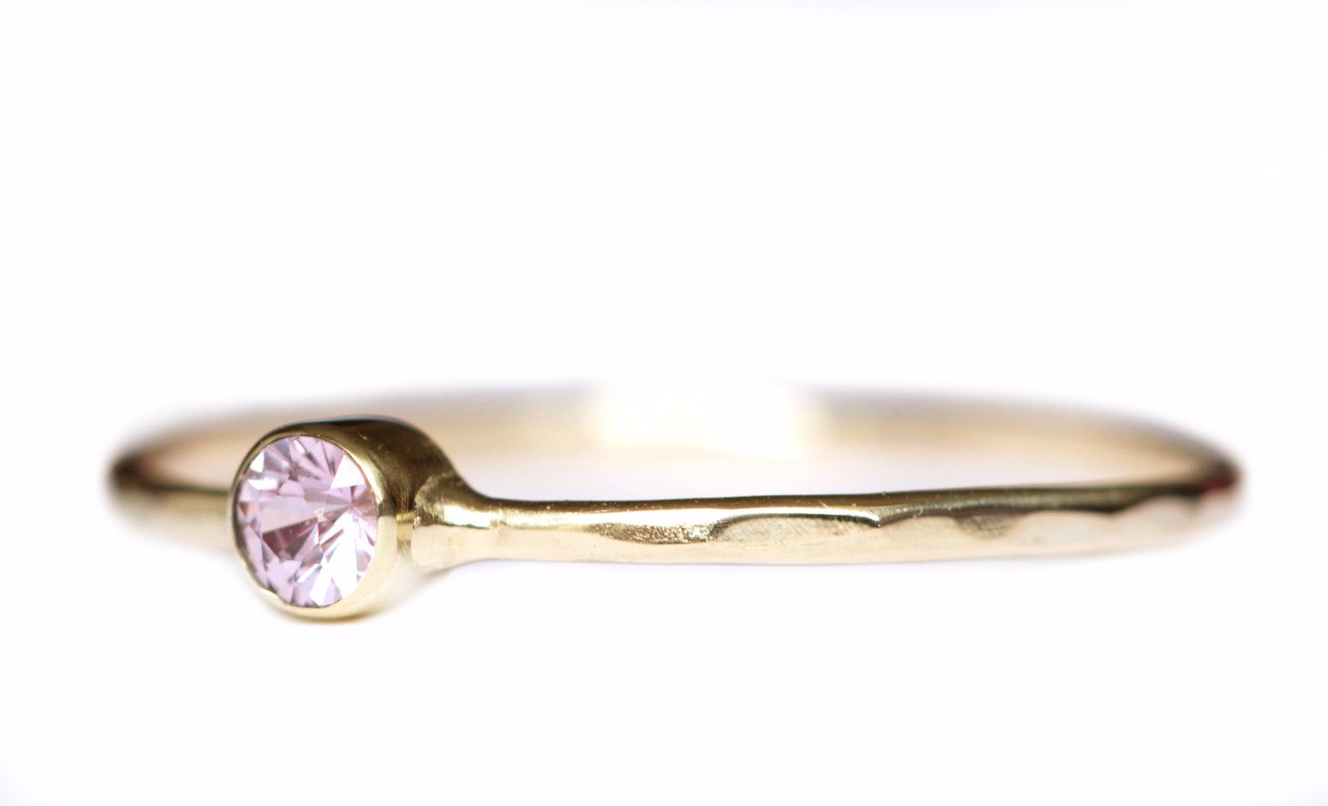 Handgemaakte en fairtrade fijne gehamerde gouden ring met roze saffier 