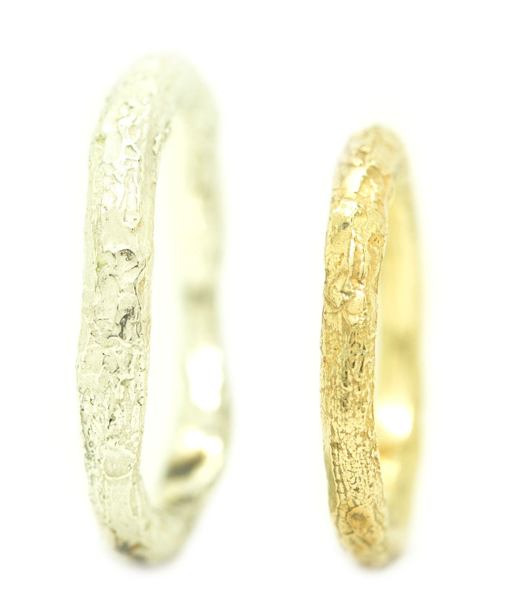 Handgemaakte en fairtrade organische en grillige kreukelende onregelmatige gouden en zilveren ring