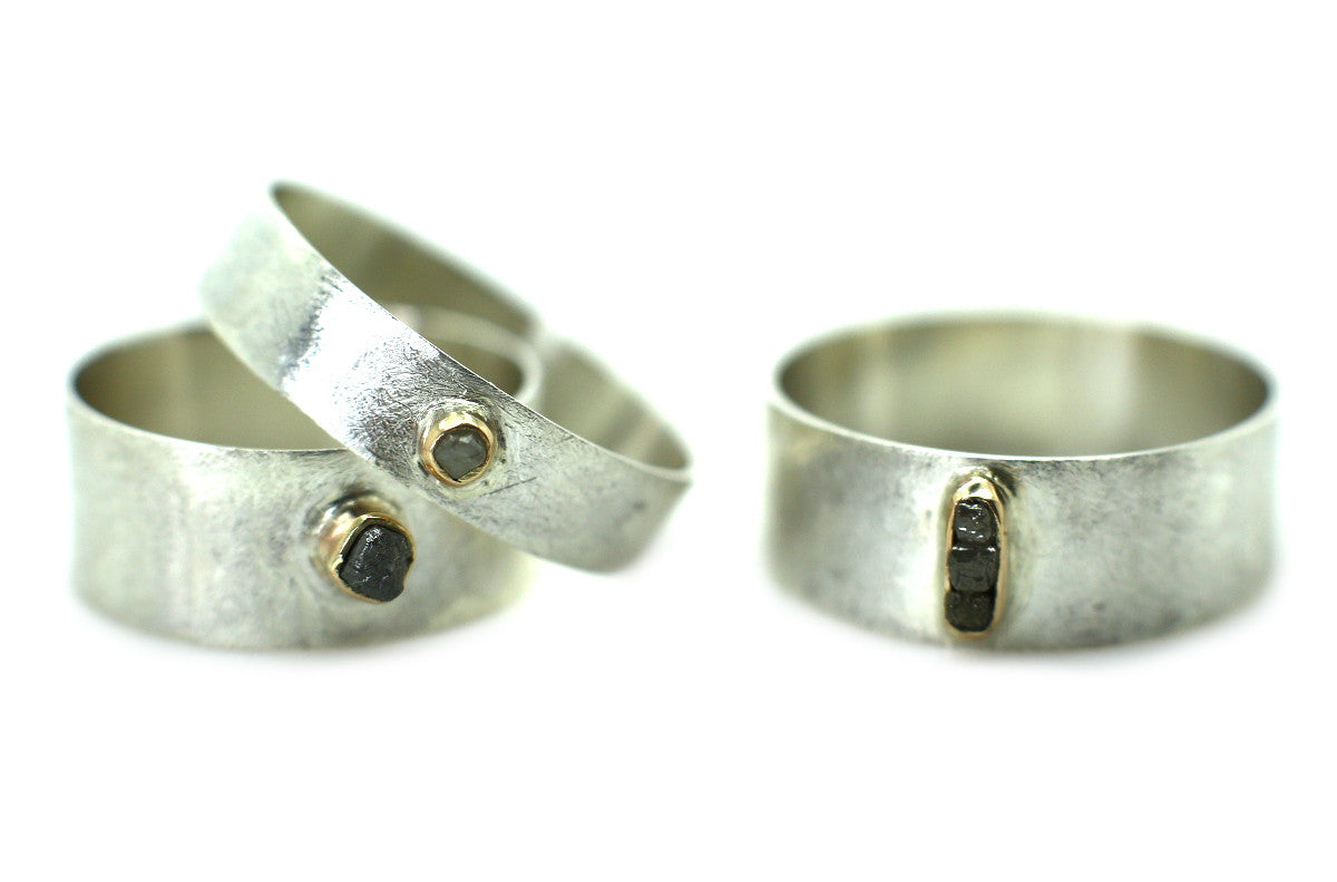 Handgemaakte en fairtrade zilveren ring met ruw diamantje in goud