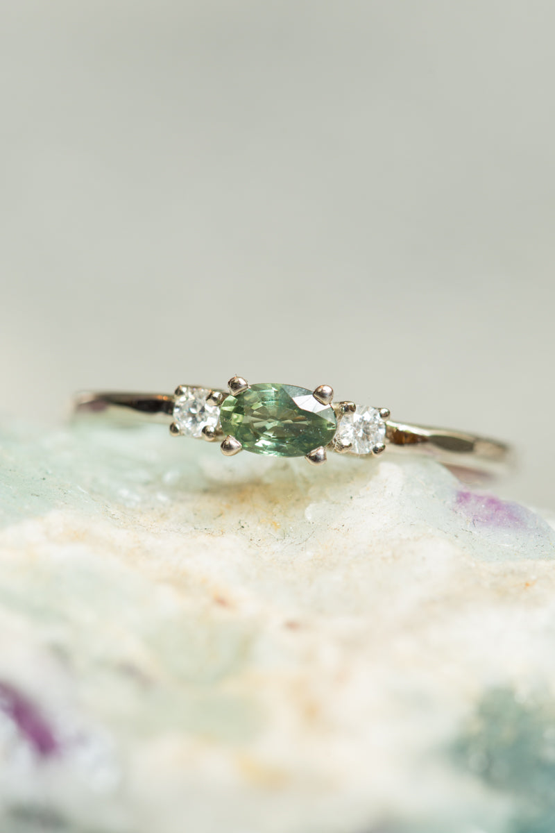 Fijne gehamerde witgouden ring met een groene saffier en twee diamanten