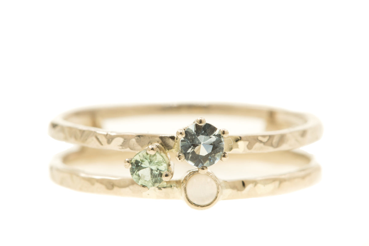 Handgemaakte en fairtrade witgouden dubbele ring met een aquamarijn, toermalijn en maansteen