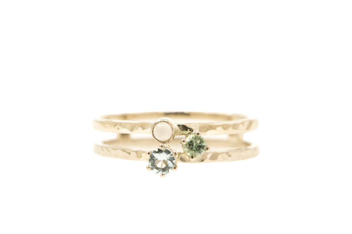 Handgemaakte en fairtrade witgouden dubbele ring met een aquamarijn, toermalijn en maansteen