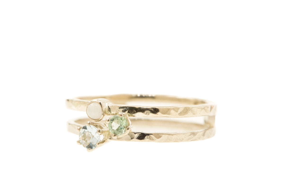 Handgemaakte en fairtrade witgouden dubbele ring met een aquamarijn, toermalijn en maansteen