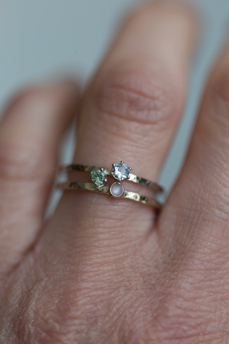 Handgemaakte en fairtrade witgouden dubbele ring met een aquamarijn, toermalijn en maansteen