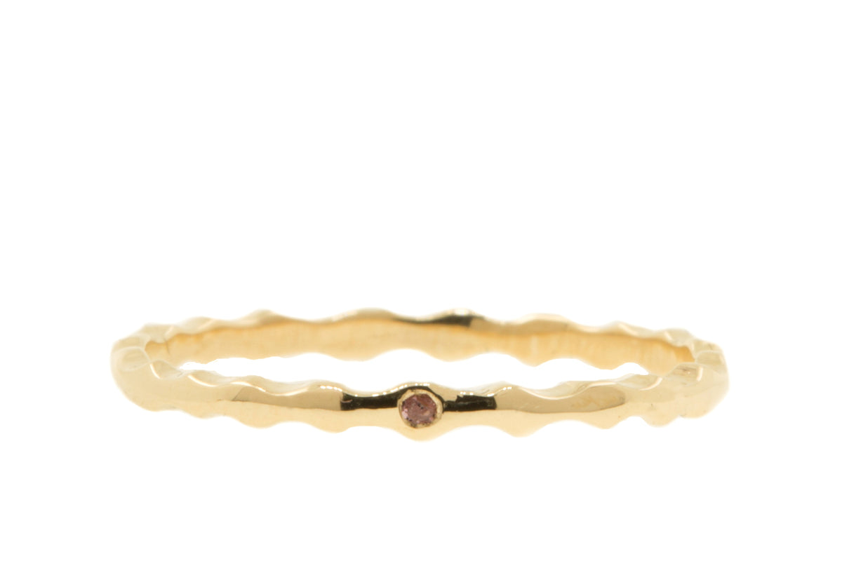 Handgemaakte en fairtrade fijne geribbelde organische gouden ring met roze saffier