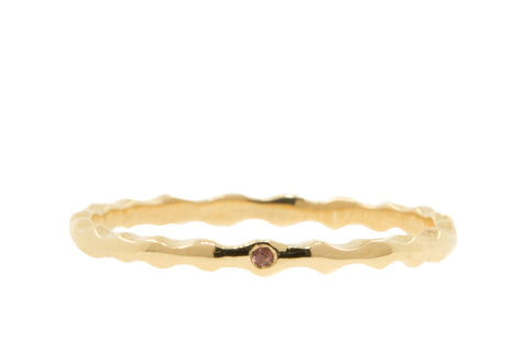 Handgemaakte en fairtrade fijne geribbelde organische gouden ring met roze saffier