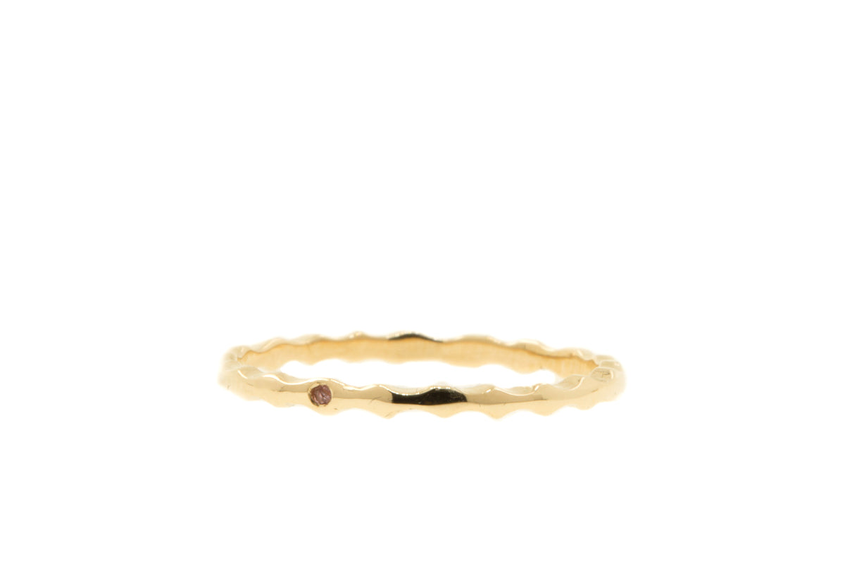 Handgemaakte en fairtrade fijne geribbelde organische gouden ring met roze saffier
