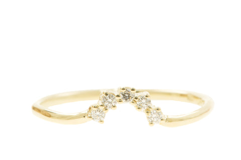 Handgemaakte en fairtrade geelgouden ring met  een boogje en vijf kleine diamantjes