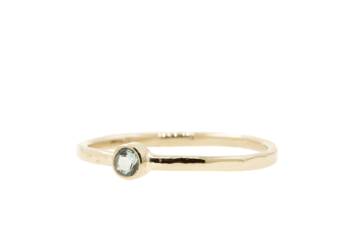 Handgemaakte en fairtrade fijne gehamerde witgouden ring met aquamarijn