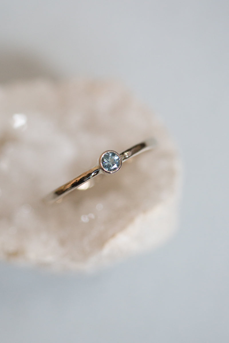Handgemaakte en fairtrade fijne gehamerde witgouden ring met aquamarijn