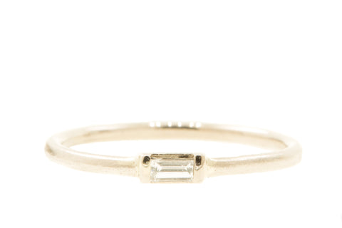 Handgemaakte en fairtrade witgouden ring met rechthoekige diamant