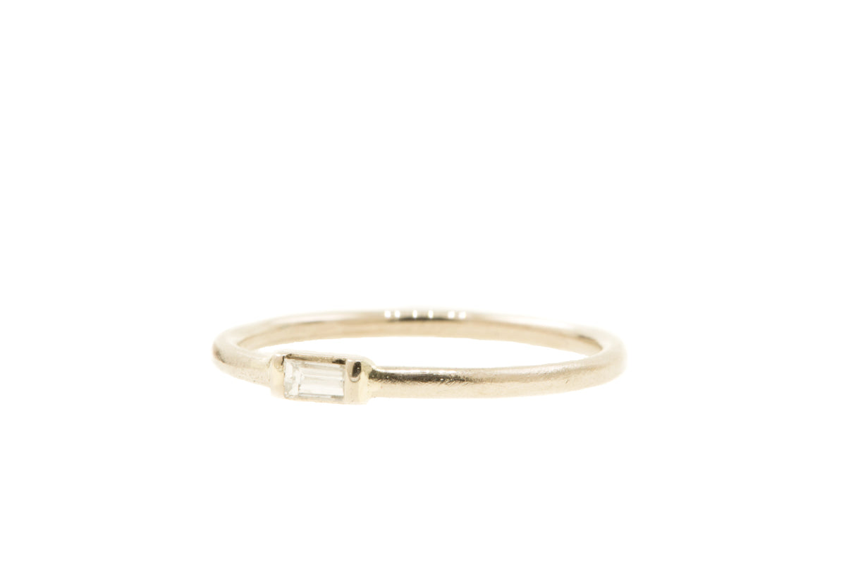Handgemaakte en fairtrade witgouden ring met rechthoekige diamant