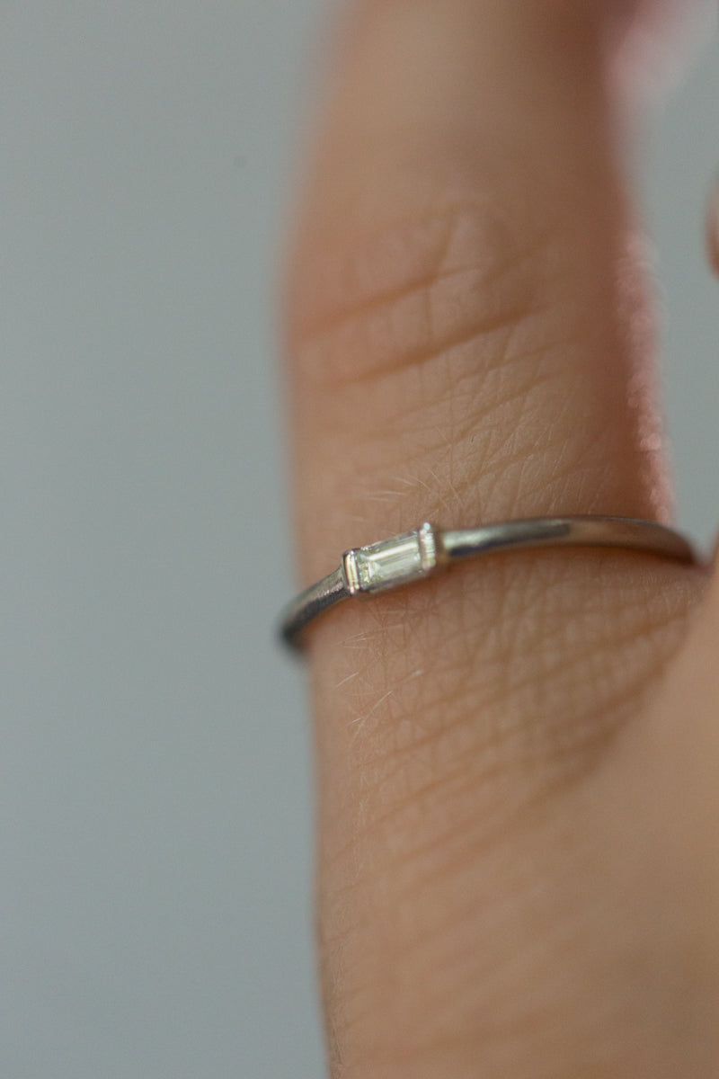 Handgemaakte en fairtrade witgouden ring met rechthoekige diamant