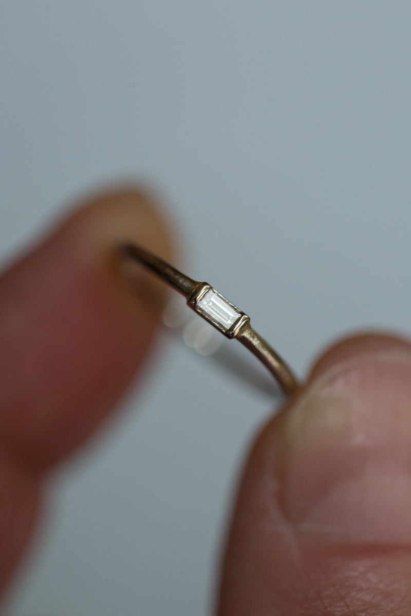 Handgemaakte en fairtrade witgouden ring met rechthoekige diamant