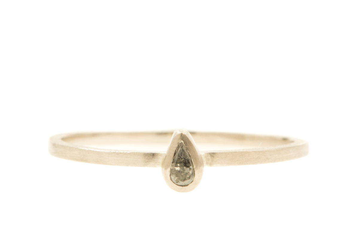 Handgemaakte en fairtrade fijne gehamerde witgouden ring met peervormige zout en peper diamant