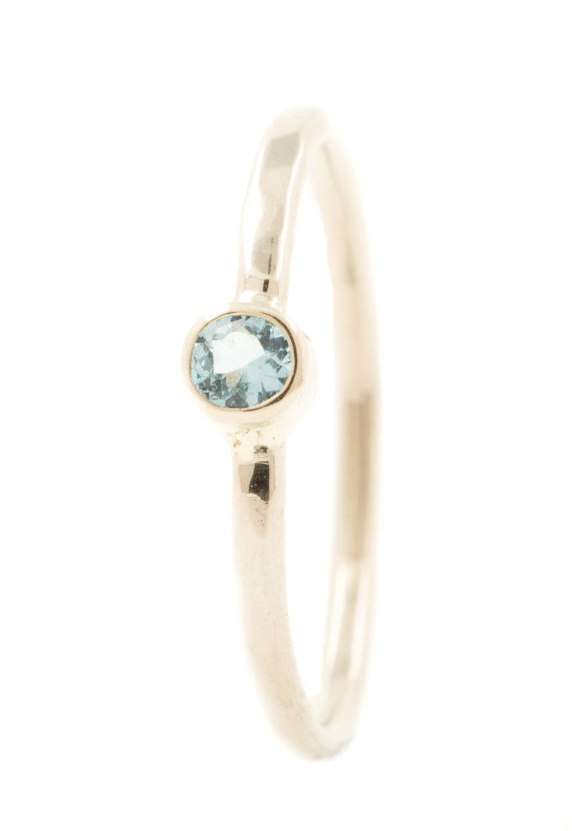 Handgemaakte en fairtrade fijne gehamerde witgouden ring met aquamarijn