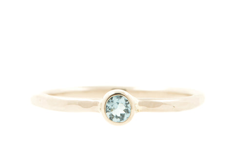 Handgemaakte en fairtrade fijne gehamerde witgouden ring met aquamarijn