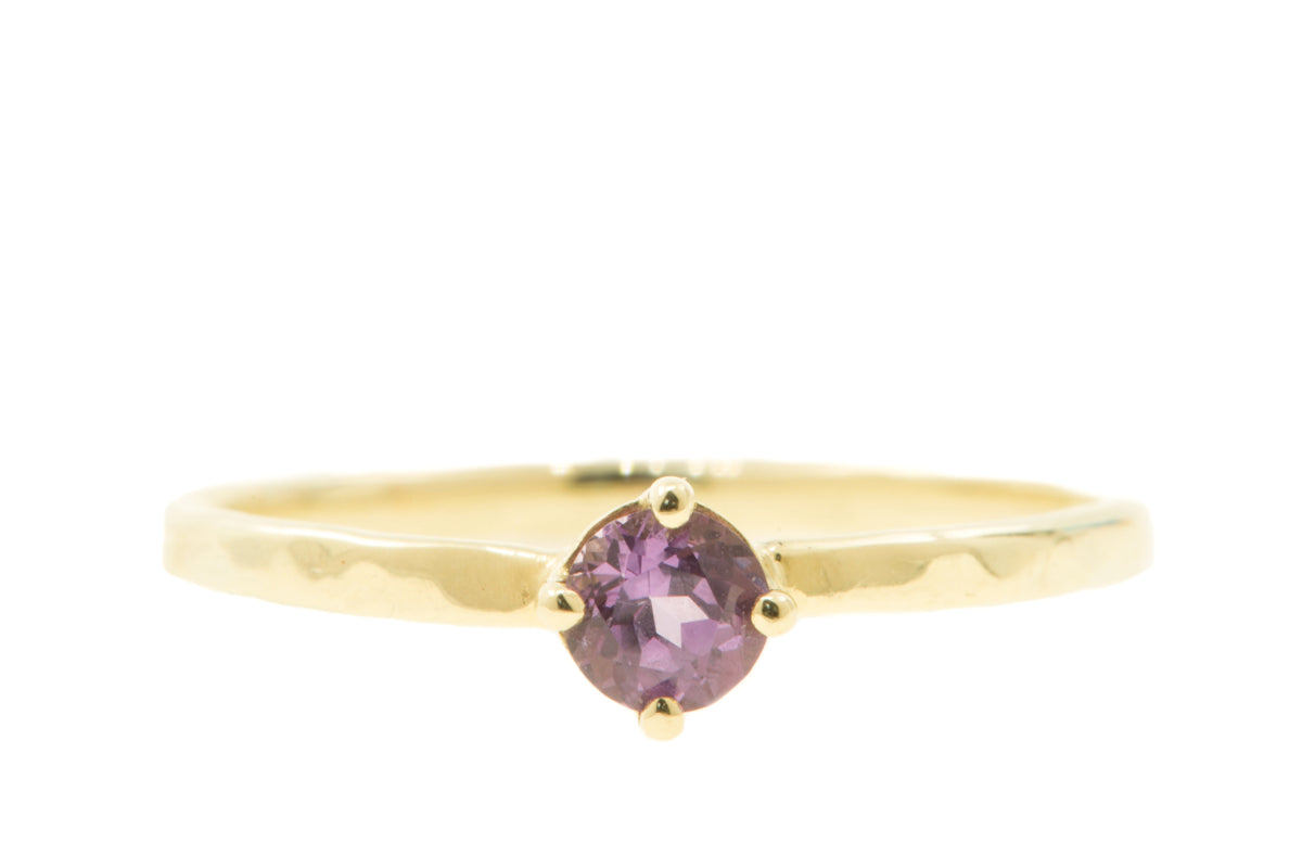 Handgemaakte en fairtrade fijne gehamerde geelgouden ring met roze saffier