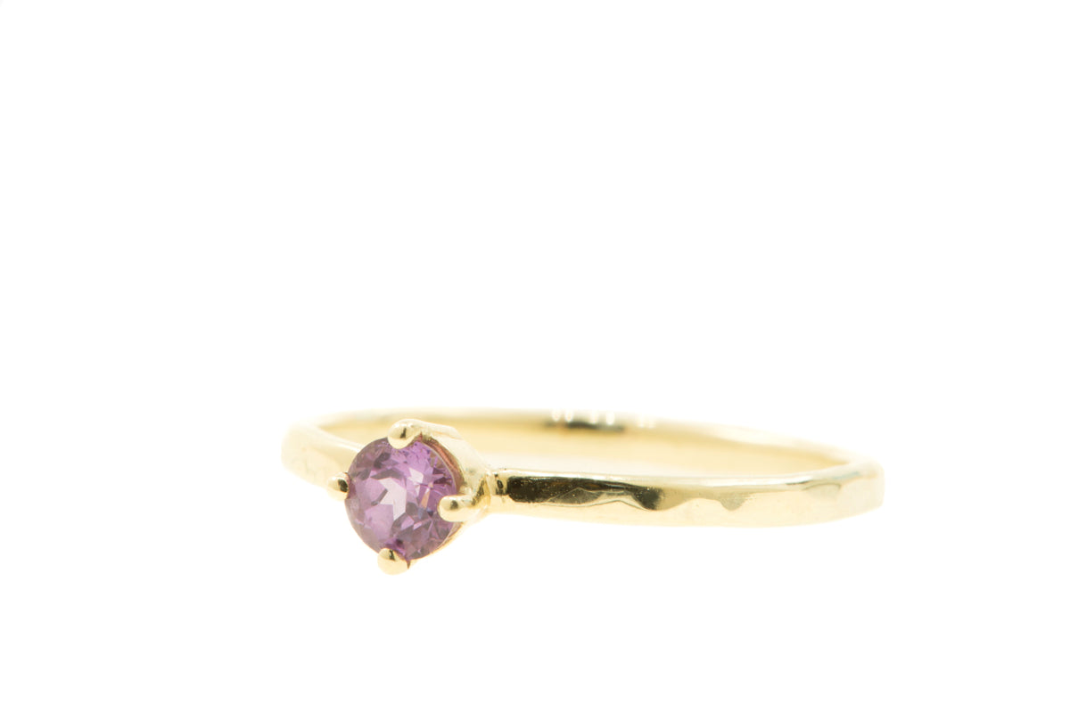 Handgemaakte en fairtrade fijne gehamerde geelgouden ring met roze saffier