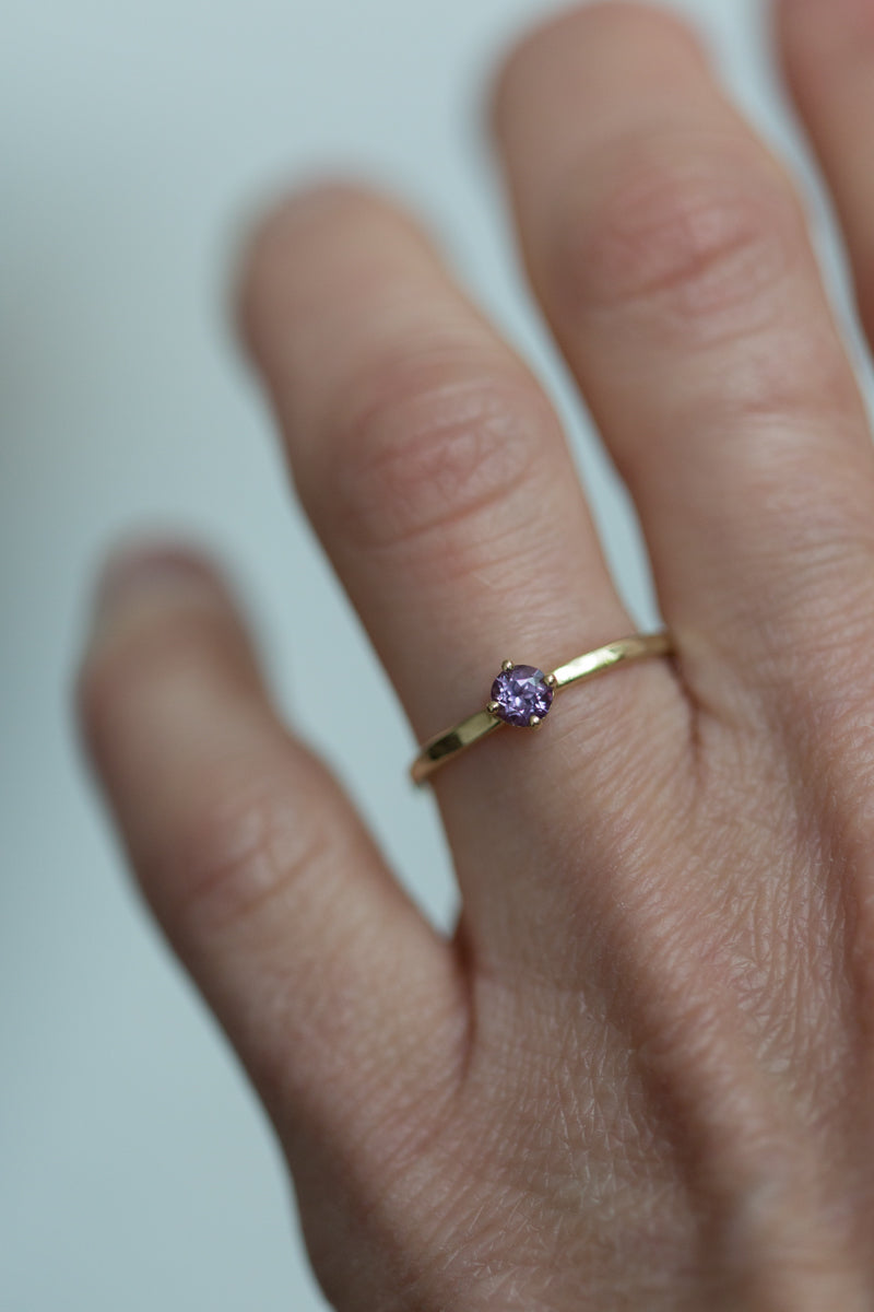 Handgemaakte en fairtrade fijne gehamerde geelgouden ring met roze saffier