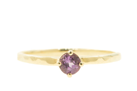 Handgemaakte en fairtrade fijne gehamerde geelgouden ring met roze saffier