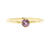 Handgemaakte en fairtrade fijne gehamerde geelgouden ring met roze saffier