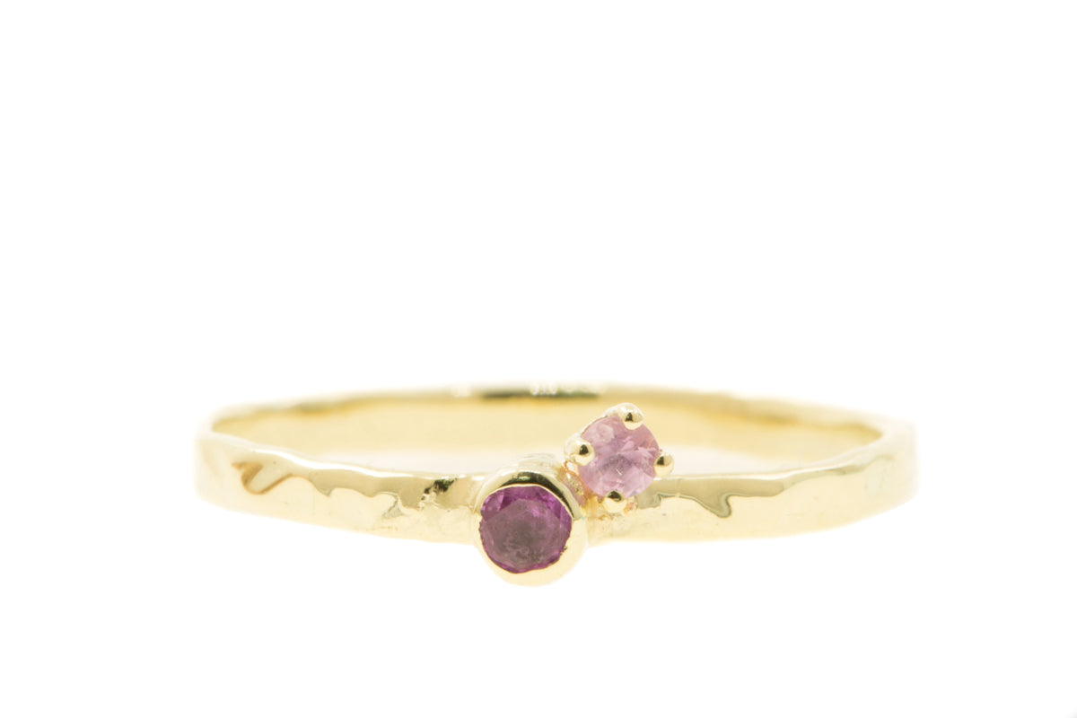 Handgemaakte en fairtrade fijne gehamerde gouden ring met roze saffiertjes