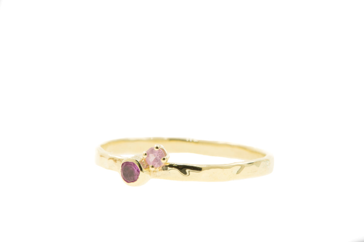 Handgemaakte en fairtrade fijne gehamerde gouden ring met roze saffiertjes