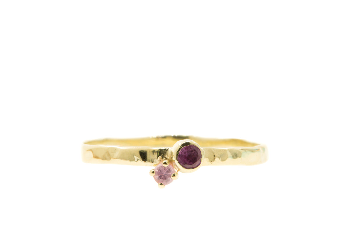 Handgemaakte en fairtrade fijne gehamerde gouden ring met roze saffiertjes