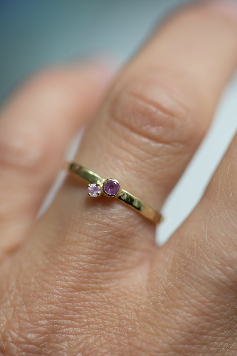 Handgemaakte en fairtrade fijne gehamerde gouden ring met roze saffiertjes