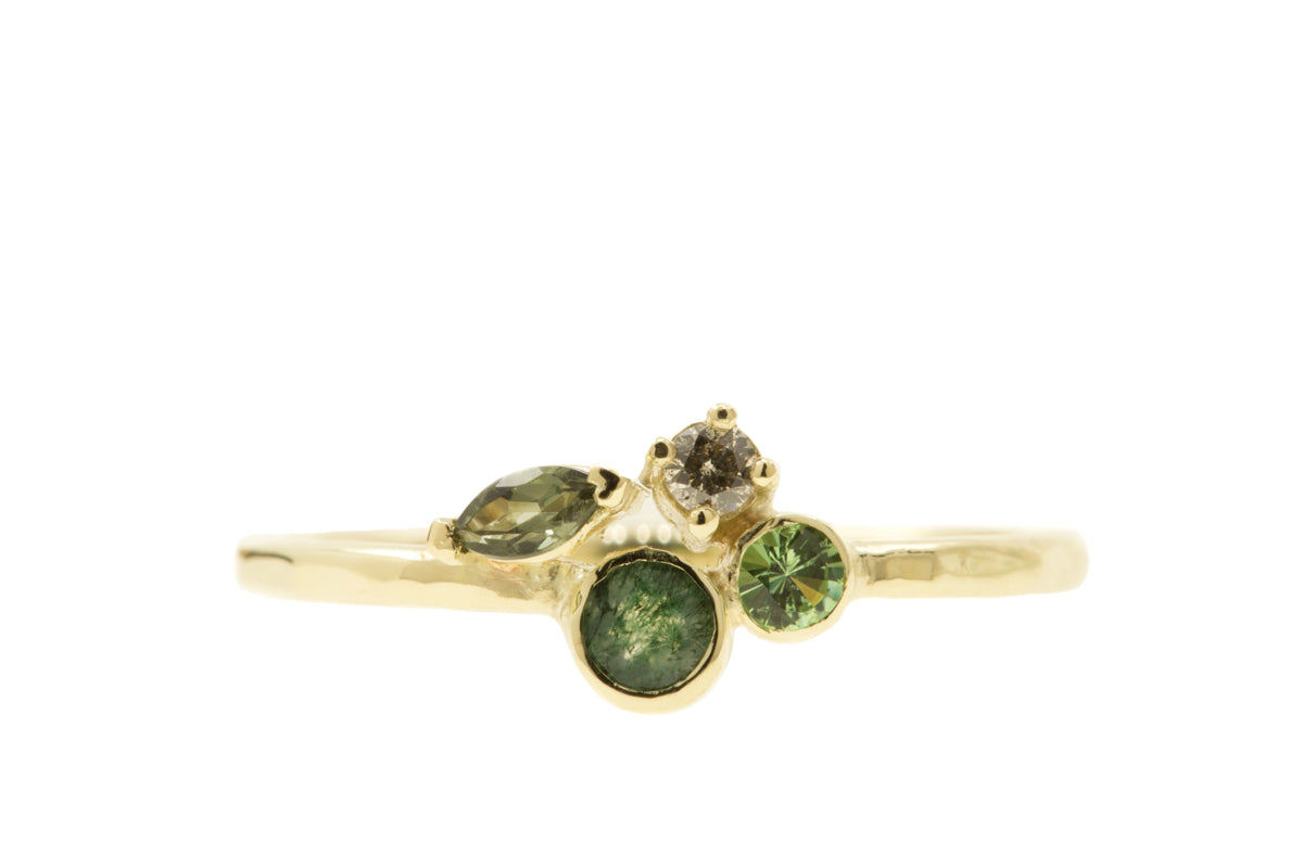 Handgemaakte en fairtrade fijne gouden ring met, mosagaat, toermalijn, tsavoriet en zout en peper diamantje