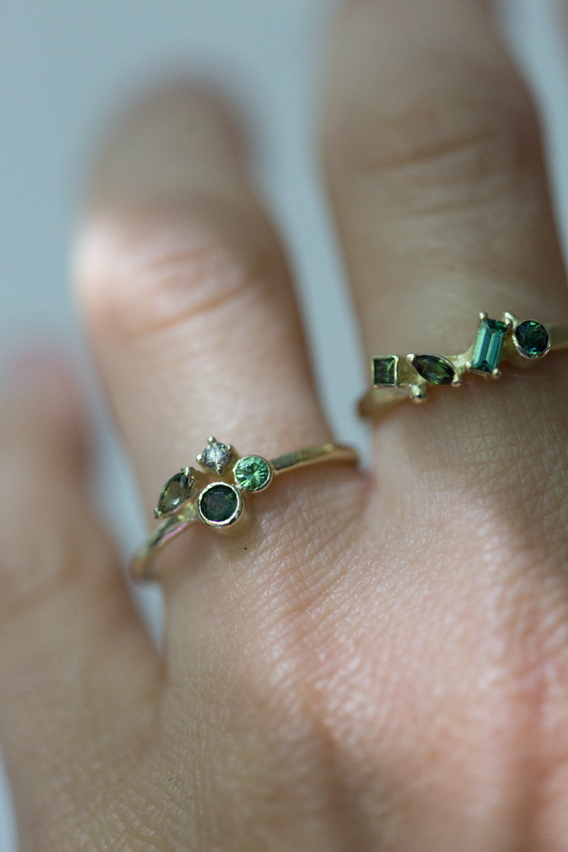 Handgemaakte en fairtrade fijne gouden ring met, mosagaat, toermalijn, tsavoriet en zout en peper diamantje