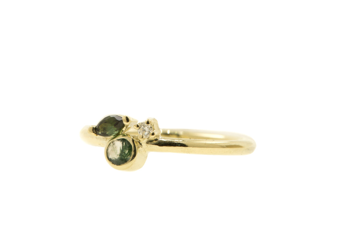 Handgemaakte en fairtrade fijne gouden ring met, mosagaat, groene toermalijn en diamantje