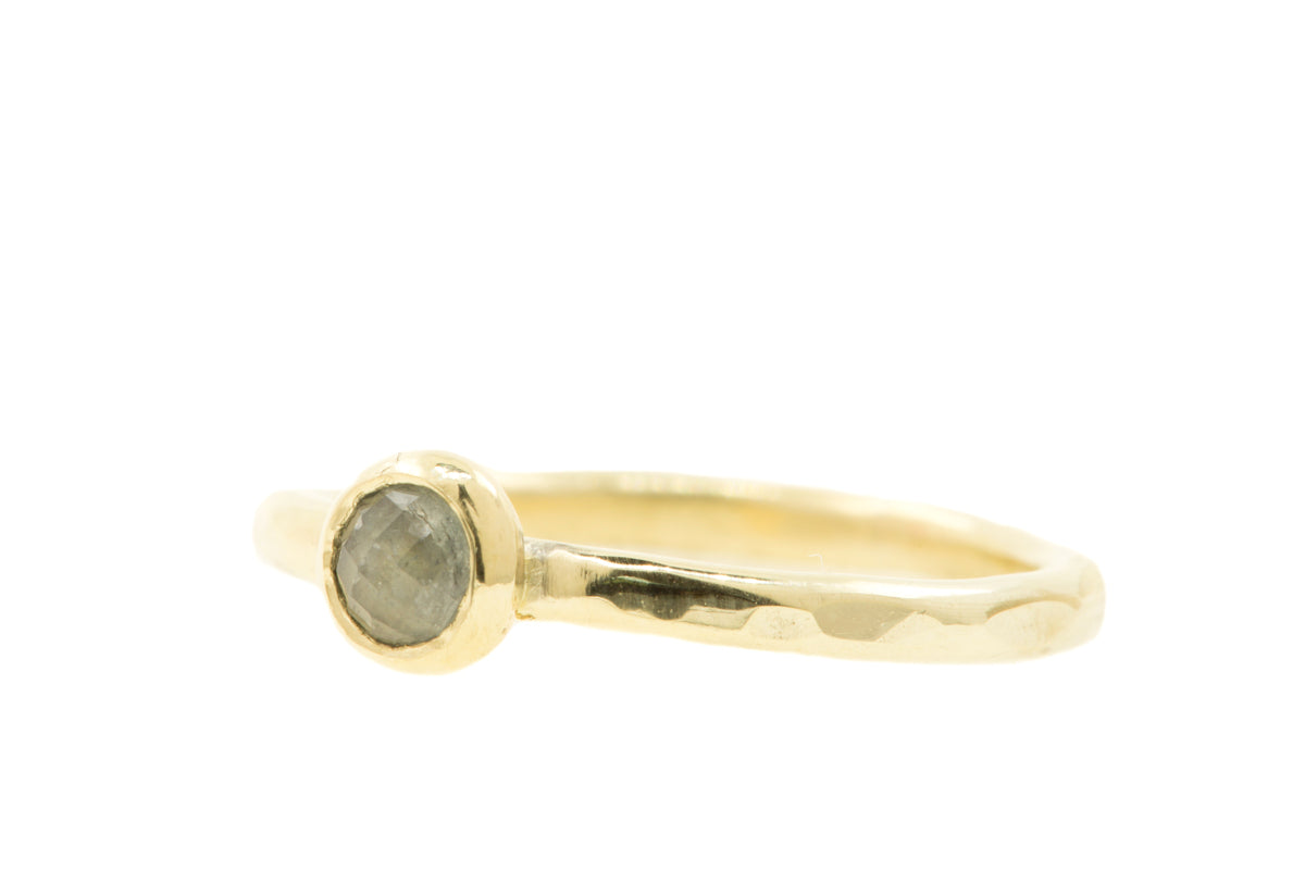 Handgemaakte en fairtrade gehamerde gouden ring met roosgeslepen blauwe saffier