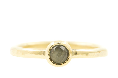 Handgemaakte en fairtrade gehamerde gouden ring met roosgeslepen blauwe saffier