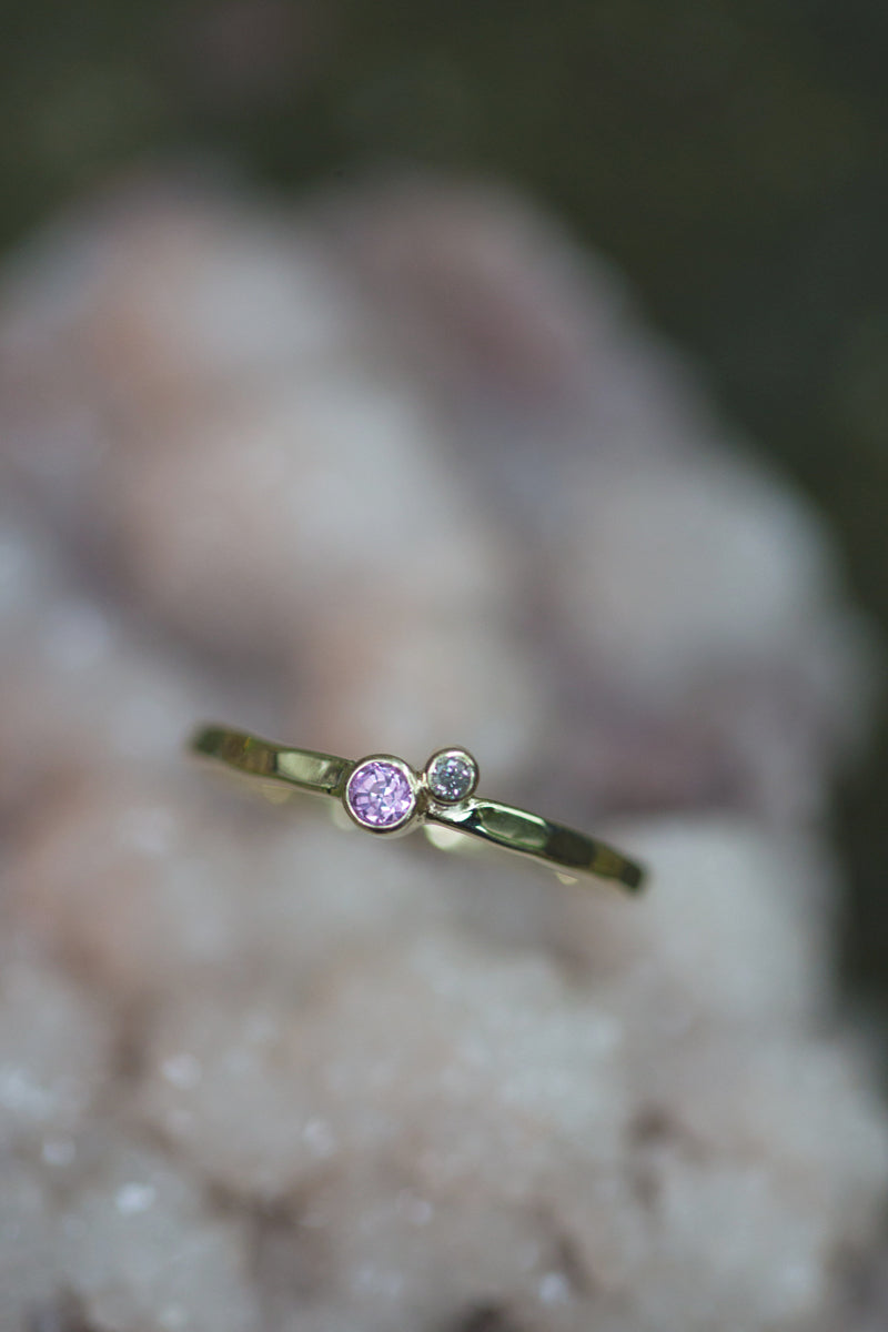 Handgemaakte en fairtrade fijne gehamerde gouden ring met een roze saffier en een zout en peper diamantje