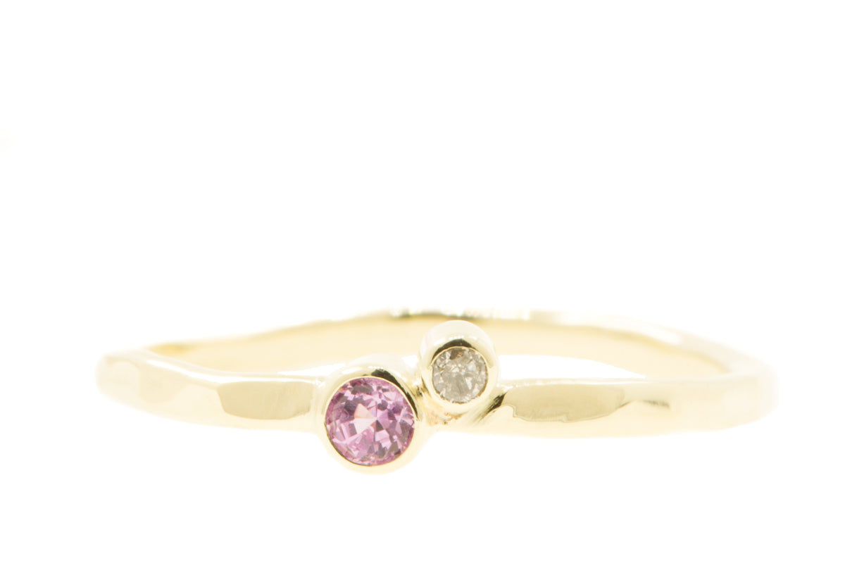 Handgemaakte en fairtrade fijne gehamerde gouden ring met een roze saffier en een zout en peper diamantje