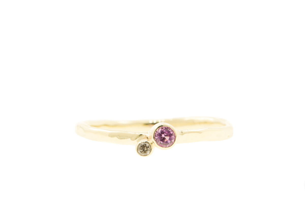 Handgemaakte en fairtrade fijne gehamerde gouden ring met een roze saffier en een zout en peper diamantje