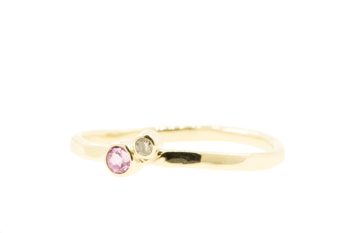 Handgemaakte en fairtrade fijne gehamerde gouden ring met een roze saffier en een zout en peper diamantje