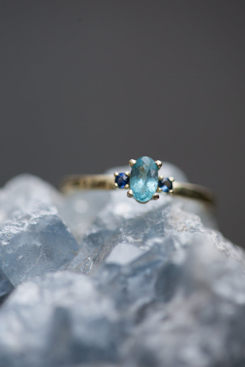 Handgemaakte en fairtrade geelgouden verlovingsring met blauwe edelstenen