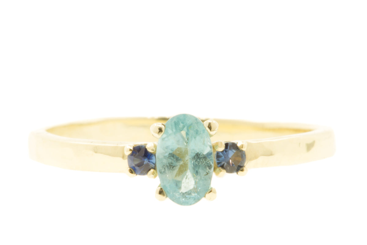 Handgemaakte en fairtrade geelgouden verlovingsring met blauwe edelstenen