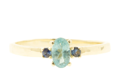 Handgemaakte en fairtrade geelgouden verlovingsring met blauwe edelstenen