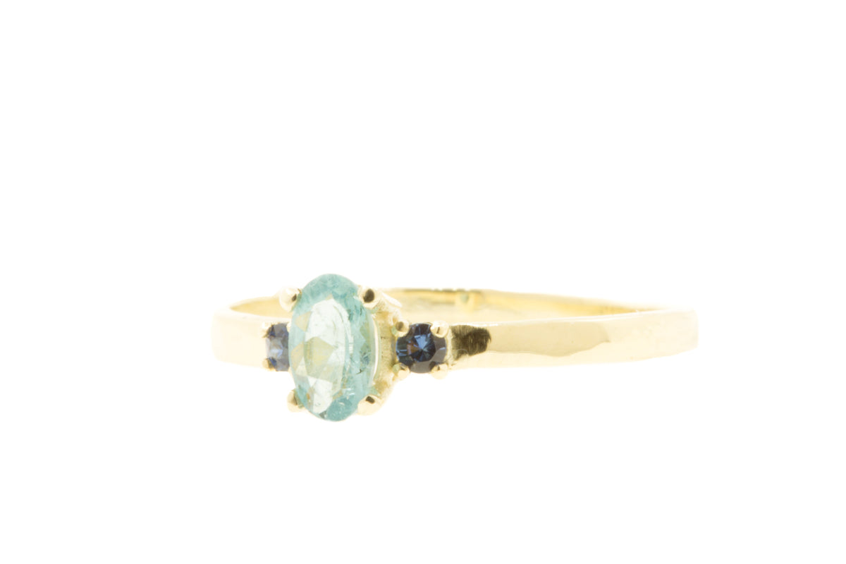 Handgemaakte en fairtrade geelgouden verlovingsring met blauwe edelstenen